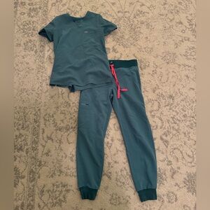Women’s figs scrub set hydrogreen xs top and xs petite joggers
